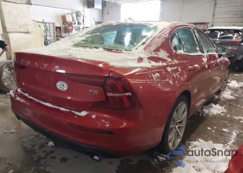 2019 Volvo S60 T5 Momentum z USA, uszkodzony, nr VIN 7JR102FK2KG005480